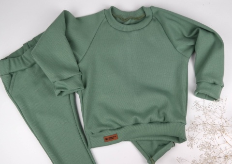 Dres z dzianiny prążkowanej